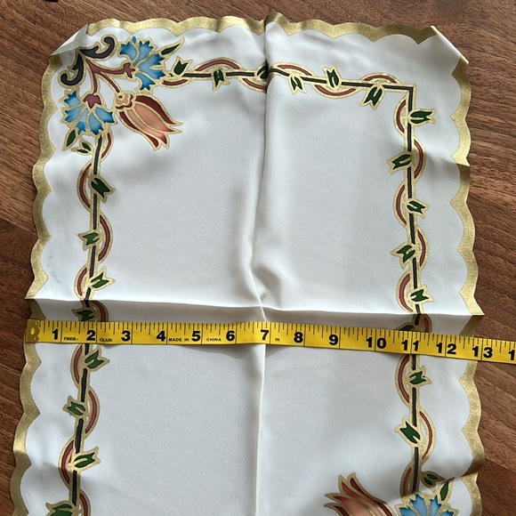 NWOT Total of 13-piece Tablecloth and Napkin Set - Picture 6 of 16
